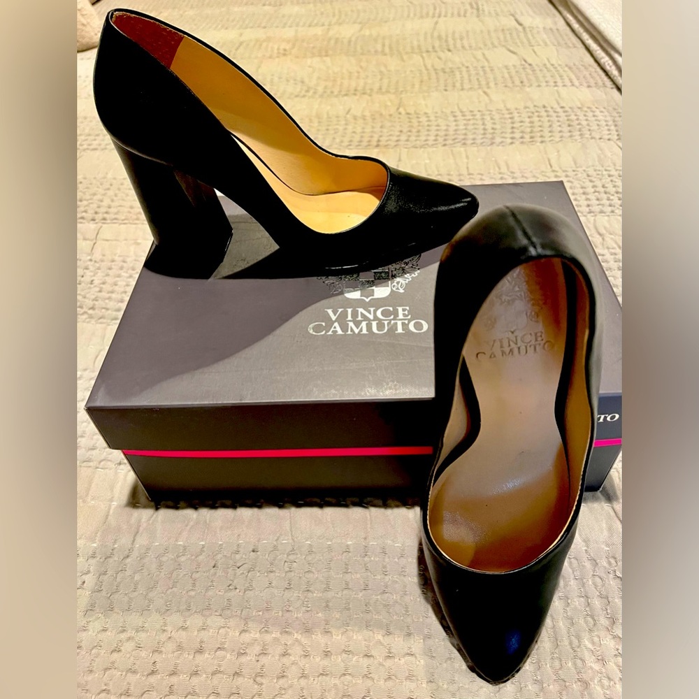 Vince Camuto black pumps women’s Sz 7 Excellent Condition, 3 1/2 in chunky heels